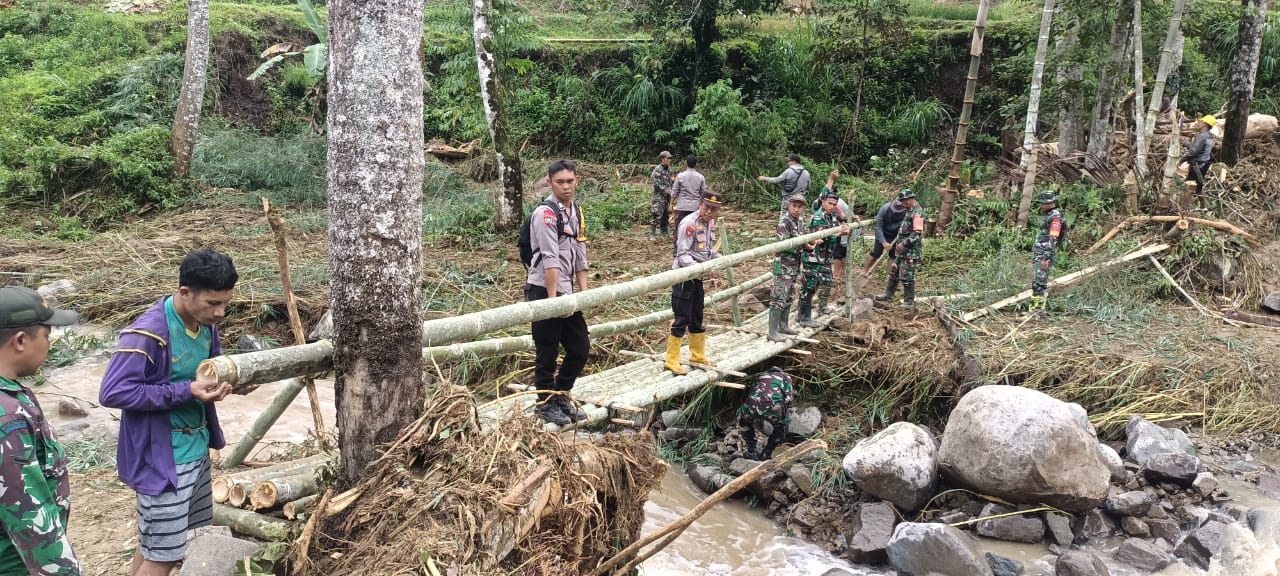 Sinergi Tni Polri Dan Warga Gotong Royong Dalam Pembuatan Jembatan